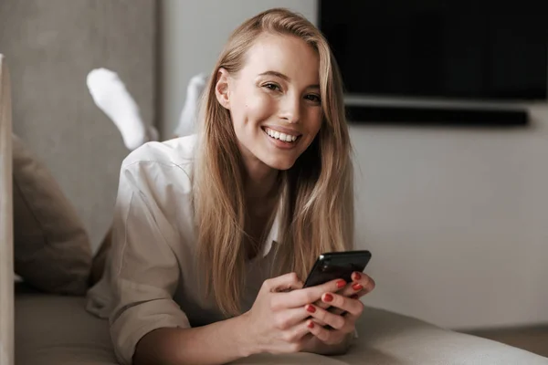 Fröhliche Junge Frau Weißem Hemd Mit Handy Während Sie Hause — Stockfoto
