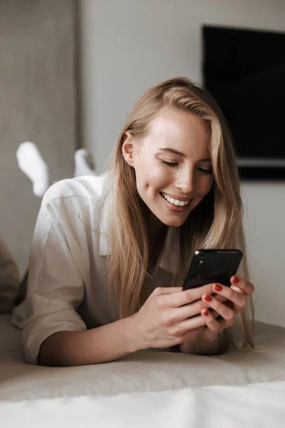 Hermosa Mujer Joven Vestida Con Camisa Blanca Usando Teléfono Móvil — Foto de Stock