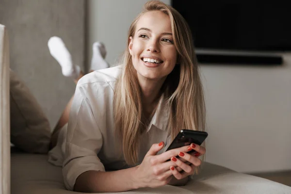 Jovem Alegre Vestida Com Camisa Branca Usando Telefone Celular Enquanto — Fotografia de Stock