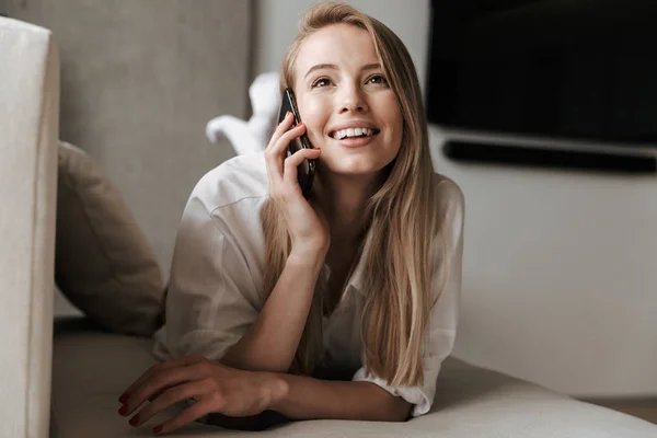 Foto Una Bella Giovane Donna Sorridente Casa Parlare Con Cellulare — Foto Stock