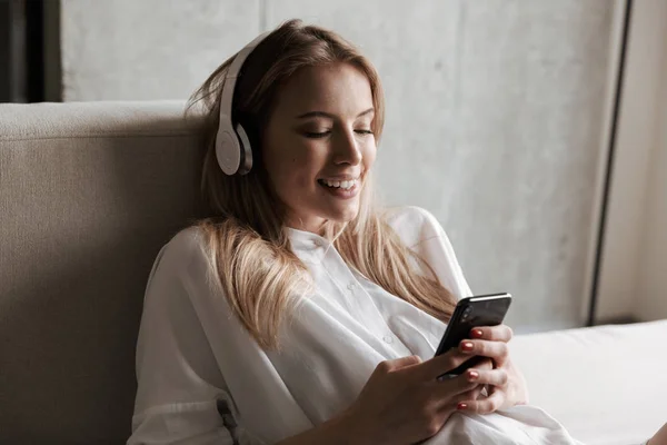 Ευτυχισμένος Νεαρή Γυναίκα Στα Ακουστικά Χρησιμοποιώντας Κινητό Τηλέφωνο Κατά Την — Φωτογραφία Αρχείου