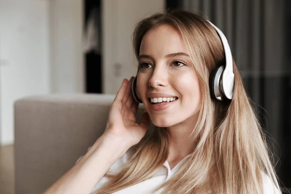 Κοντινό Πλάνο Της Χαμογελώντας Νεαρή Γυναίκα Στα Ακουστικά Ακούτε Μουσική — Φωτογραφία Αρχείου