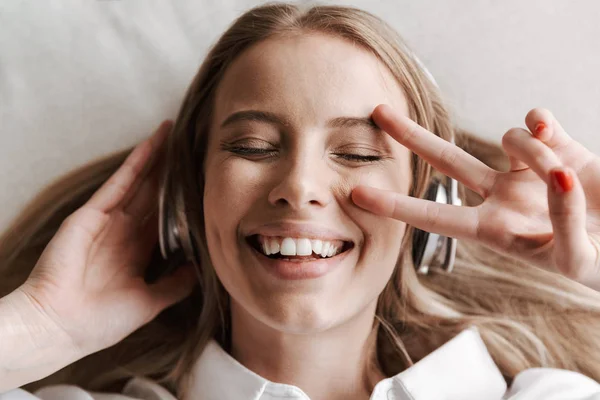 Top View Ενθουσιασμένος Νεαρής Γυναίκας Ακουστικά Ακούτε Μουσική Και Δείχνει — Φωτογραφία Αρχείου