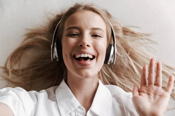 Ovanifrån Glad Ung Kvinna Hörlurar Tar Selfie Medan Lyssnar Musik — Stockfoto