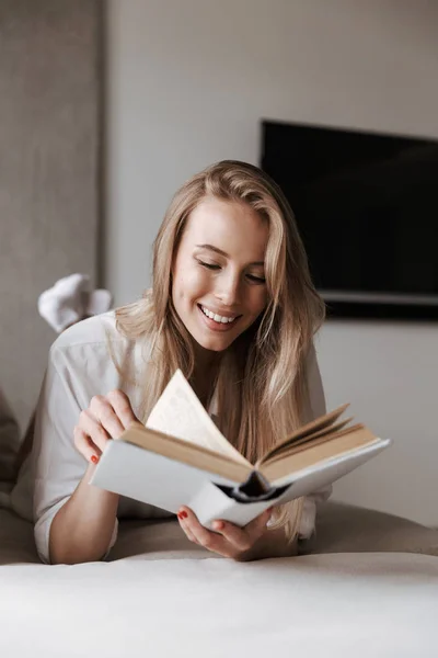 Веселая Молодая Женщина Читает Пустую Открытую Книгу Расслабляясь Дома Диване — стоковое фото