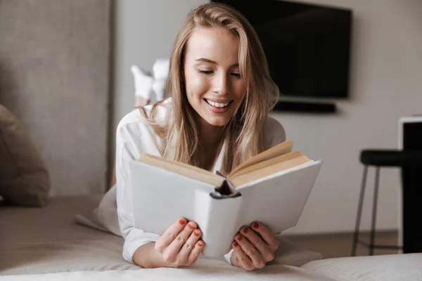 Красивая Молодая Женщина Читает Пустую Открытую Книгу Отдыхая Дома Диване — стоковое фото