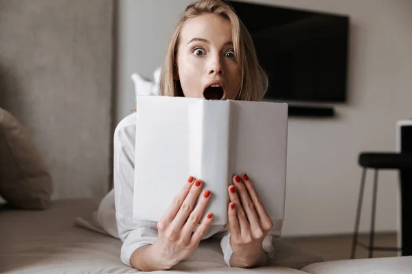 Podekscytowany Młoda Kobieta Trzymając Pusty Okładka Otwartej Książki Relaksując Się — Zdjęcie stockowe