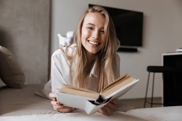 Imagen Linda Hermosa Mujer Joven Interior Casa Libro Lectura —  Fotos de Stock