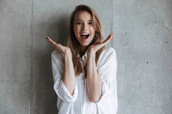 Jovem Alegre Vestida Com Camisa Branca Sobre Fundo Parede Cinza — Fotografia de Stock