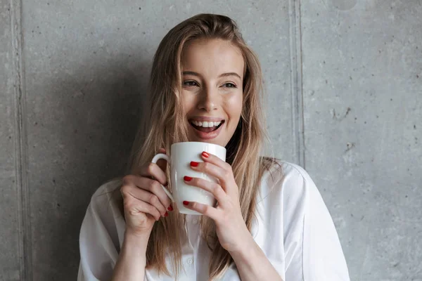 Foto Linda Mujer Joven Feliz Interior Sobre Pared Gris Beber — Foto de Stock