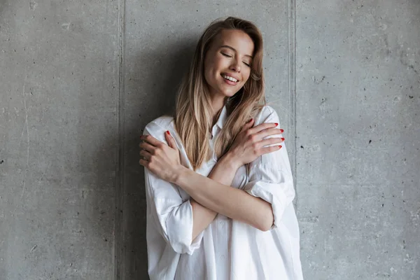 Glückliche Junge Frau Auf Weißem Hemd Vor Grauem Wandhintergrund — Stockfoto