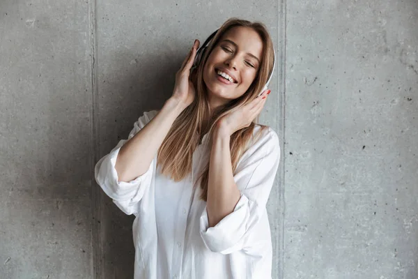 Jovem Encantada Vestida Com Camisa Branca Ouvindo Música Com Fones — Fotografia de Stock