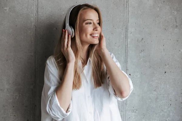 Jeune Femme Souriante Vêtue Une Chemise Blanche Écoutant Musique Avec — Photo