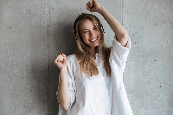 Joyeux Jeune Femme Habillée Sur Chemise Blanche Écoutant Musique Avec — Photo