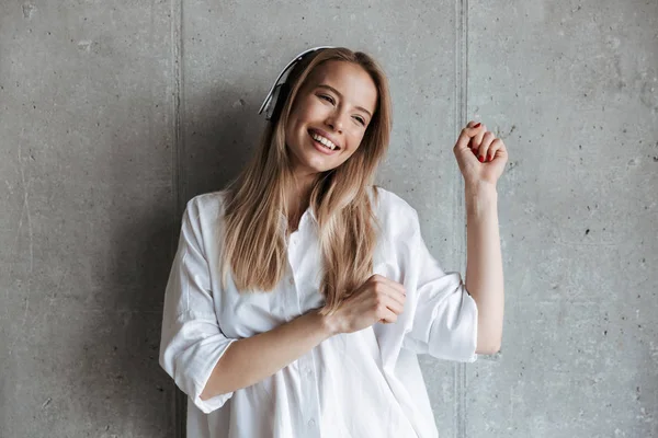 Mujer Joven Sonriente Vestida Con Camisa Blanca Escuchando Música Con — Foto de Stock