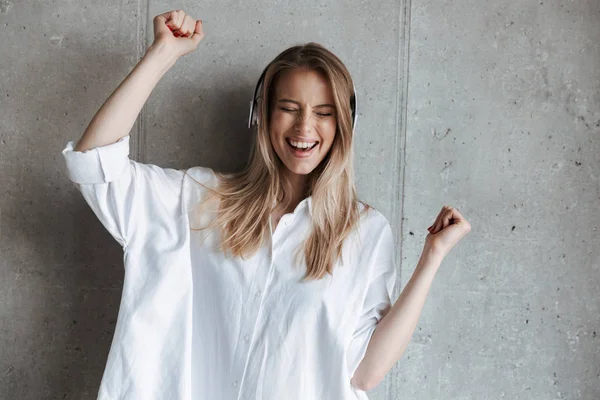 Jeune Femme Excitée Vêtue Une Chemise Blanche Écoutant Musique Avec — Photo