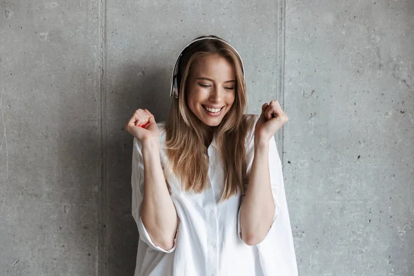 Joyeux Jeune Femme Habillée Sur Chemise Blanche Écoutant Musique Avec — Photo