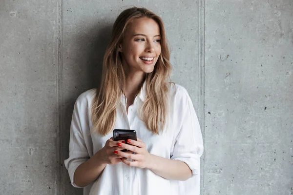 Lächelndes Junges Mädchen Sweatshirt Mit Handy Vor Grauem Hintergrund — Stockfoto