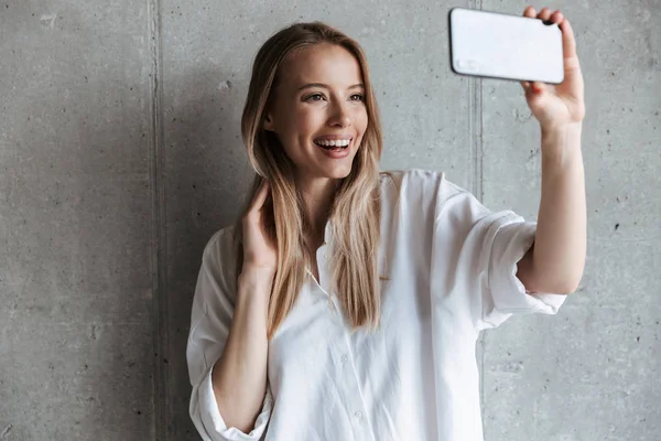 Porträt Eines Lachenden Jungen Mädchens Das Ein Selfie Macht Während — Stockfoto