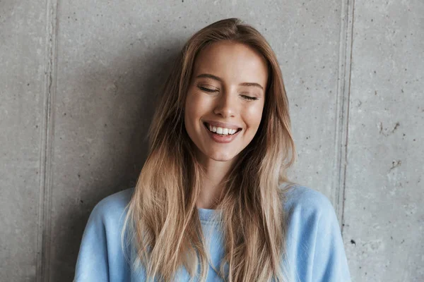 Mulher Bonita Vestida Camisa Branca Com Olhos Fechados Sobre Fundo — Fotografia de Stock