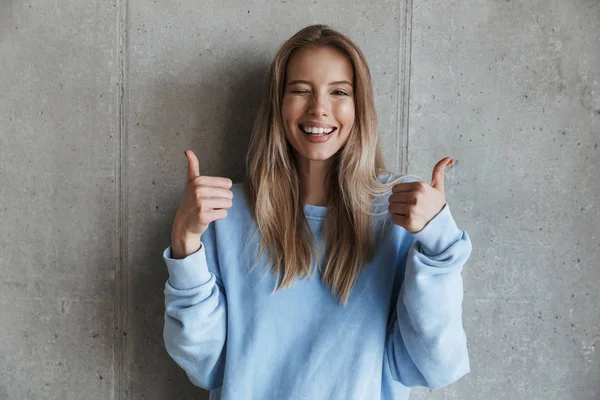 Photo Jeune Joyeuse Jolie Femme Debout Sur Fond Mur Gris — Photo