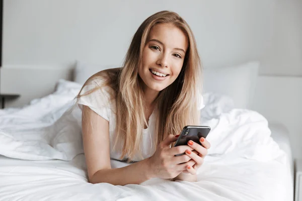 Foto Linda Alegre Hermosa Mujer Joven Interior Casa Utilizando Chat — Foto de Stock