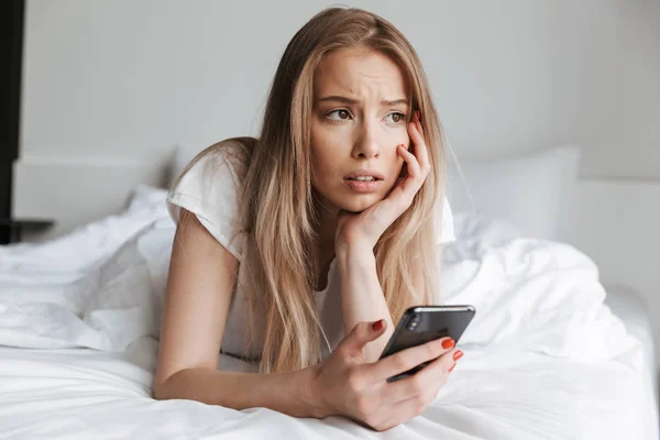 Foto Von Jungen Traurigen Frau Liegt Auf Bett Drinnen Hause — Stockfoto