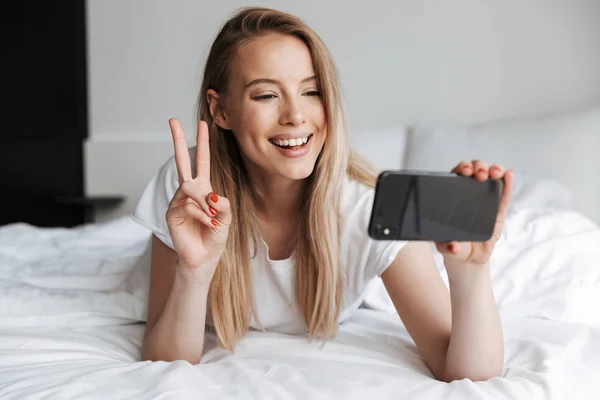 Photo Young Happy Woman Lies Bed Indoors Home Using Mobile — Stock Photo, Image