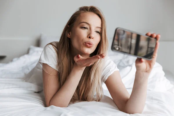 Photo Young Happy Cute Woman Lies Bed Indoors Home Using — Stock Photo, Image