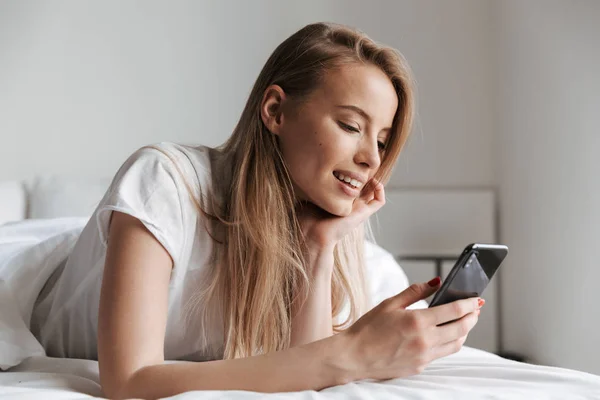 Foto Van Jonge Mooie Mooie Vrouw Ligt Bed Gebruik Thuis — Stockfoto