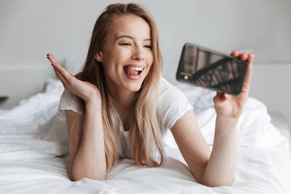 Photo Young Happy Cute Woman Lies Bed Indoors Home Using — Stock Photo, Image