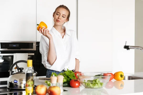 Imagem Jovem Mulher Bonita Cozinha Casa Cozinhar — Fotografia de Stock