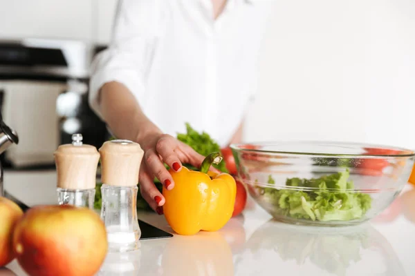 Cropped Kuva Nuori Nainen Keittiössä Sisätiloissa Kotona Ruoanlaitto — kuvapankkivalokuva