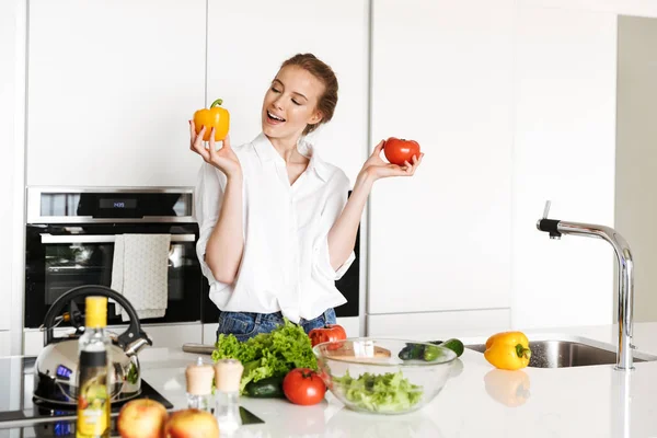 Imagem Jovem Mulher Incrível Cozinha Casa Cozinhar — Fotografia de Stock