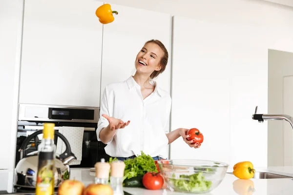 Imagem Jovem Mulher Bonita Cozinha Casa Cozinhar — Fotografia de Stock