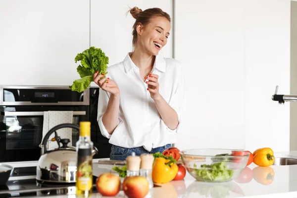 Imagem Jovem Mulher Incrível Cozinha Casa Cozinhar — Fotografia de Stock