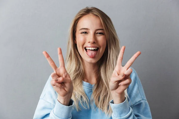 Retrato Cerca Una Joven Alegre Con Sudadera Azul Que Muestra — Foto de Stock