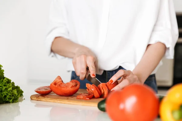 Cropped Kuva Nuori Nainen Keittiössä Sisätiloissa Kotona Ruoanlaitto — kuvapankkivalokuva