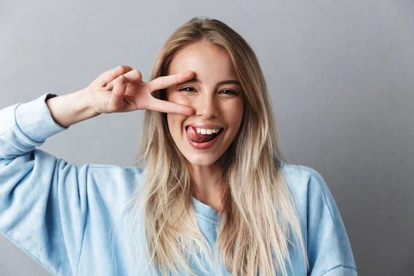 Close Retrato Uma Menina Bonito Camisola Azul Mostrando Gesto Paz — Fotografia de Stock