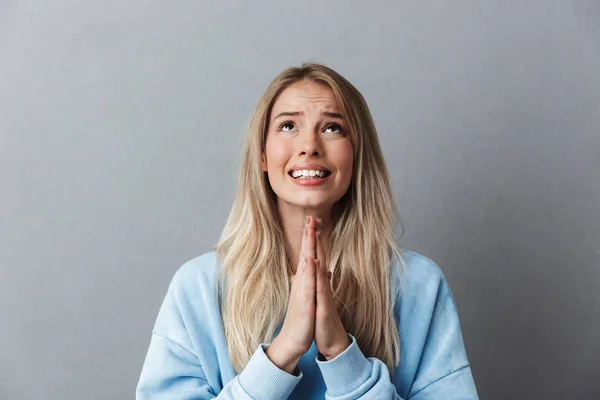 Retrato Uma Jovem Alegre Camisola Azul Orando Isolado Sobre Fundo — Fotografia de Stock