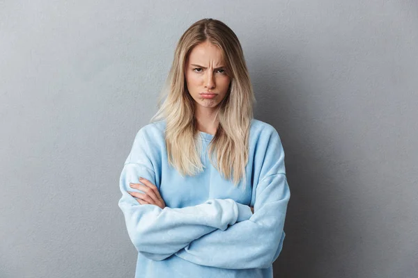 Retrato Uma Jovem Perturbada Camisola Azul Com Braços Dobrados Isolado — Fotografia de Stock