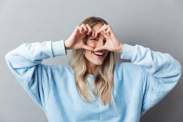 Porträt Eines Glücklichen Jungen Mädchens Blauem Sweatshirt Das Eine Herzgeste — Stockfoto