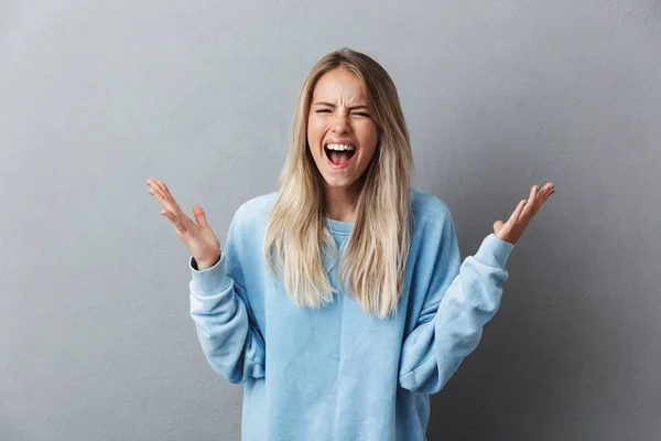 Retrato Una Joven Rubia Irritada Gritando Fuertemente Aislada Sobre Fondo —  Fotos de Stock