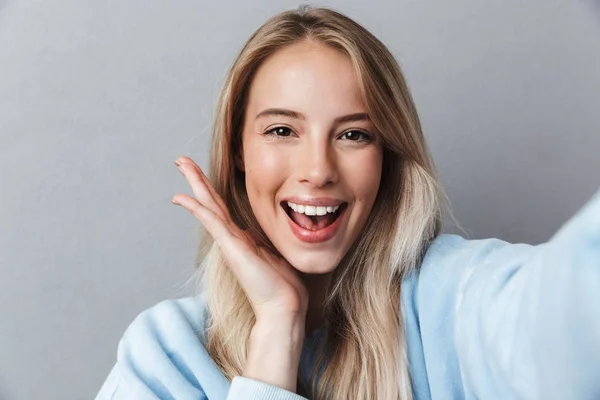 Närbild Ganska Ung Blond Tjej Tar Selfie Isolerade Över Grå — Stockfoto