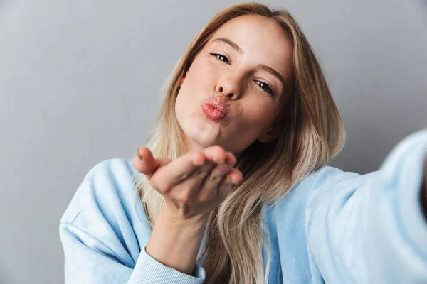 Mosolygó Fiatal Szőke Lány Vesz Egy Selfie Elküldi Csók Elszigetelt — Stock Fotó