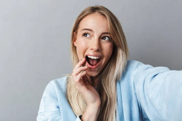 Närbild Upphetsad Ung Blond Tjej Tar Selfie Isolerade Över Grå — Stockfoto