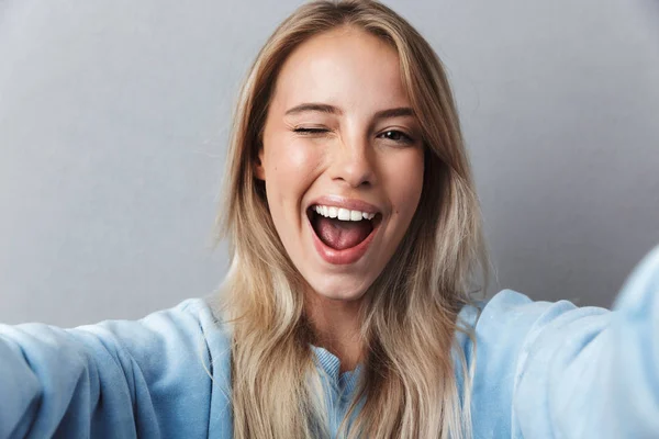 Nahaufnahme Eines Lächelnden Jungen Blonden Mädchens Das Ein Selfie Macht — Stockfoto