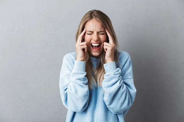 Porträtt Irriterad Blond Flicka Som Lider Huvudvärk Som Isolerade Över — Stockfoto