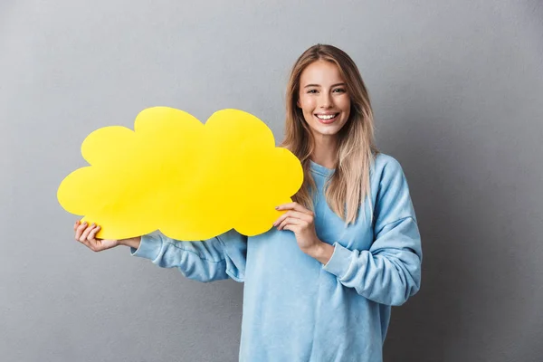 Retrato Una Joven Rubia Sonriente Sosteniendo Burbuja Del Habla Blanco — Foto de Stock