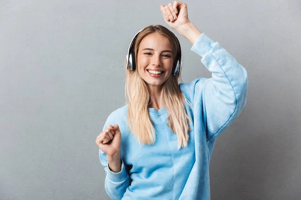 Πορτρέτο Του Μια Εύθυμη Νεαρή Ξανθιά Κοπέλα Ακούτε Μουσική Ακουστικά — Φωτογραφία Αρχείου